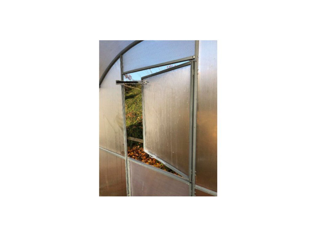 Automatický otvírač LEGI — montáž na čelní okno skleníku, pohled na otevřené okno