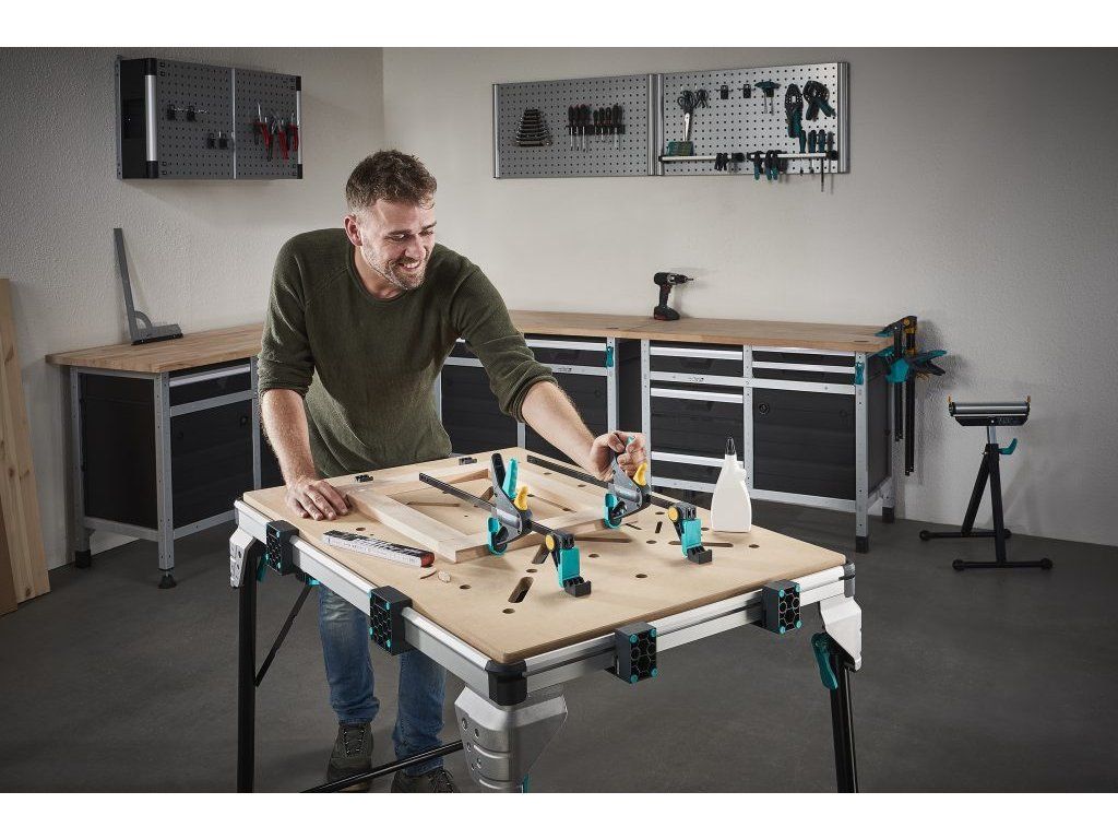 Wolfcraft MASTER WORK 1600 — praktické použití při řezání s pokosovou pilou