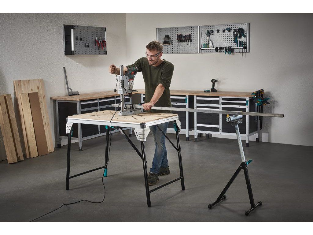 Wolfcraft MASTER WORK 1600 — detail stabilního postavení a aretace nohou při práci se strojem